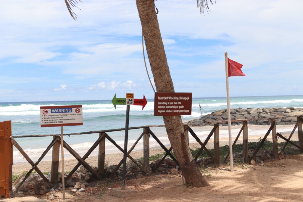 Color de bandera roja en una playa